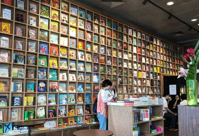 7 Rekomendasi Book Cafe di Bandung, Healingnya Para Pecinta Buku